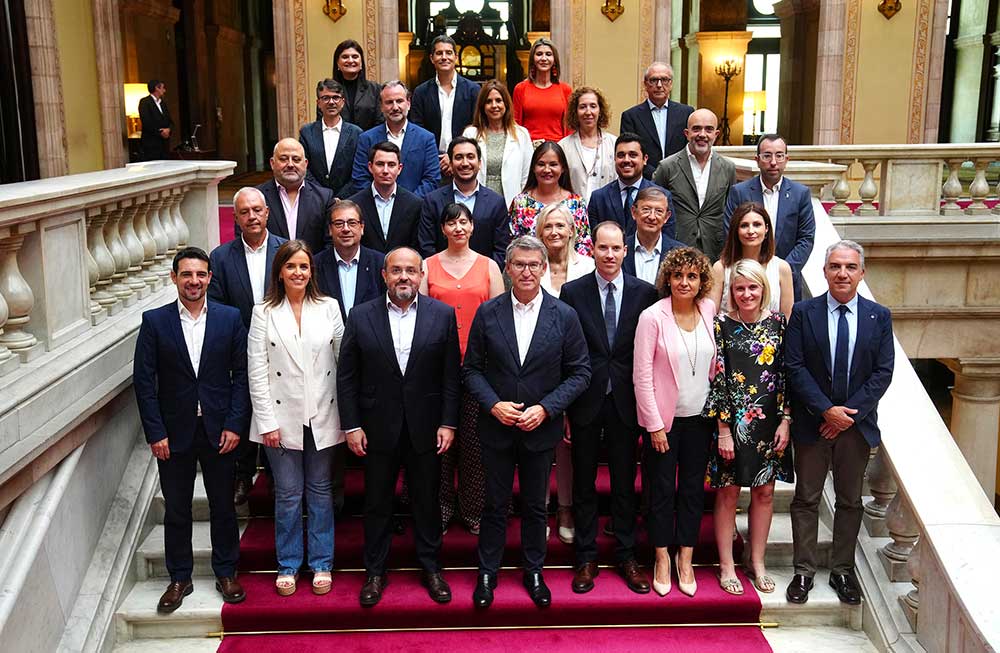 Feijóo acusa al PSOE de inventarse para Puigdemont unos derechos que no tiene