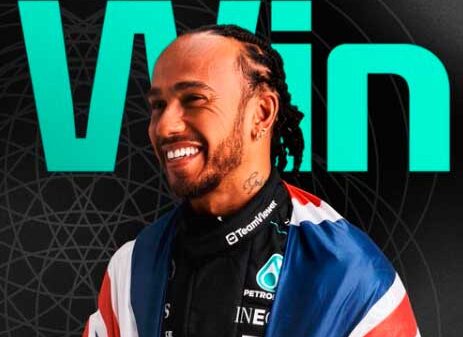 Lewis Hamilton superó a Russell, los dos McLaren, y Verstappen, en una gran victoria