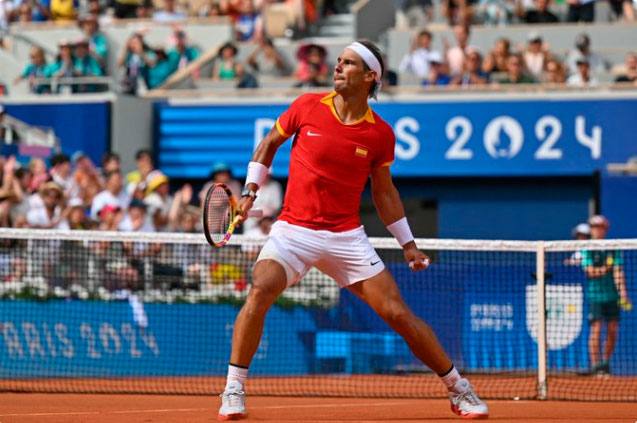 Rafa Nadal suda ante Marton Fucsovics y brinda el 60º baile con Novak Djokovic