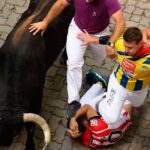 Un gran susto con los toros de la ganadería Fuente Ymbro en la entrada de Estafeta Un gran susto con los toros de la ganadería Fuente Ymbro en la entrada de Estafeta