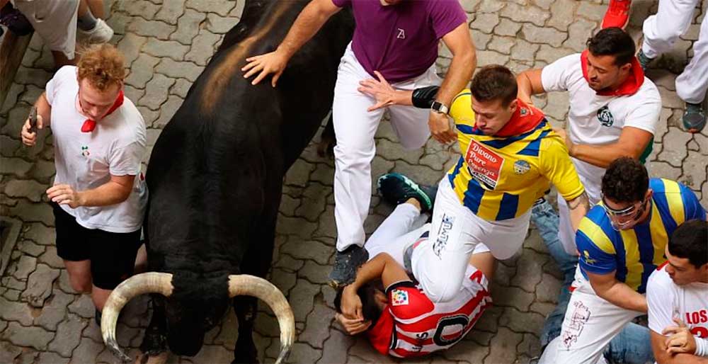 Un gran susto con los toros de la ganadería Fuente Ymbro en la entrada de Estafeta Un gran susto con los toros de la ganadería Fuente Ymbro en la entrada de Estafeta
