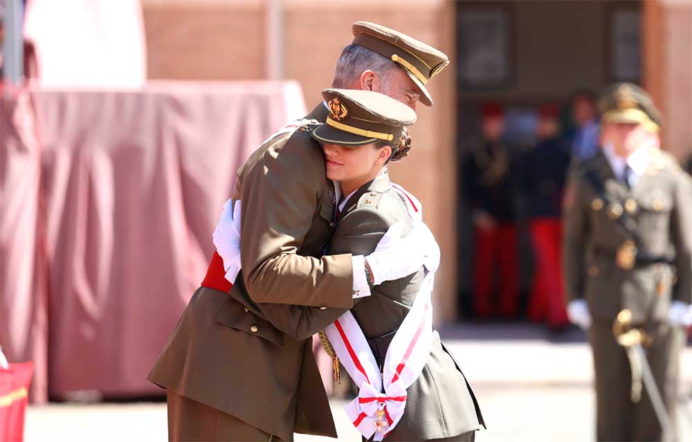 El abrazo del Rey y Leonor en Zaragoza, un momento único en la historia de España