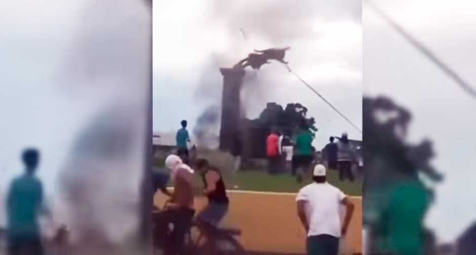 Los impactantes vídeos de jóvenes derribando estatuas de Hugo Chávez en Venezuela