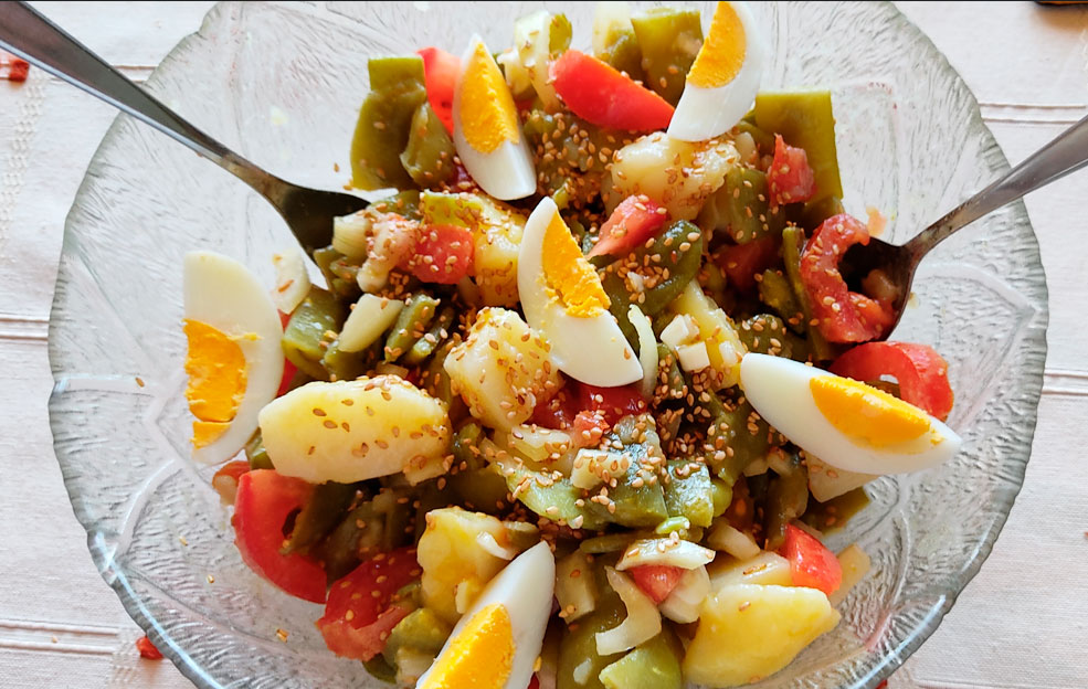 Ensalada de judías verdes, tomates y patatas, con un sencillo aliño de mostaza