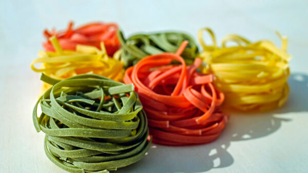 Tallarines de colores en una ensalada con un aderezo original y sano