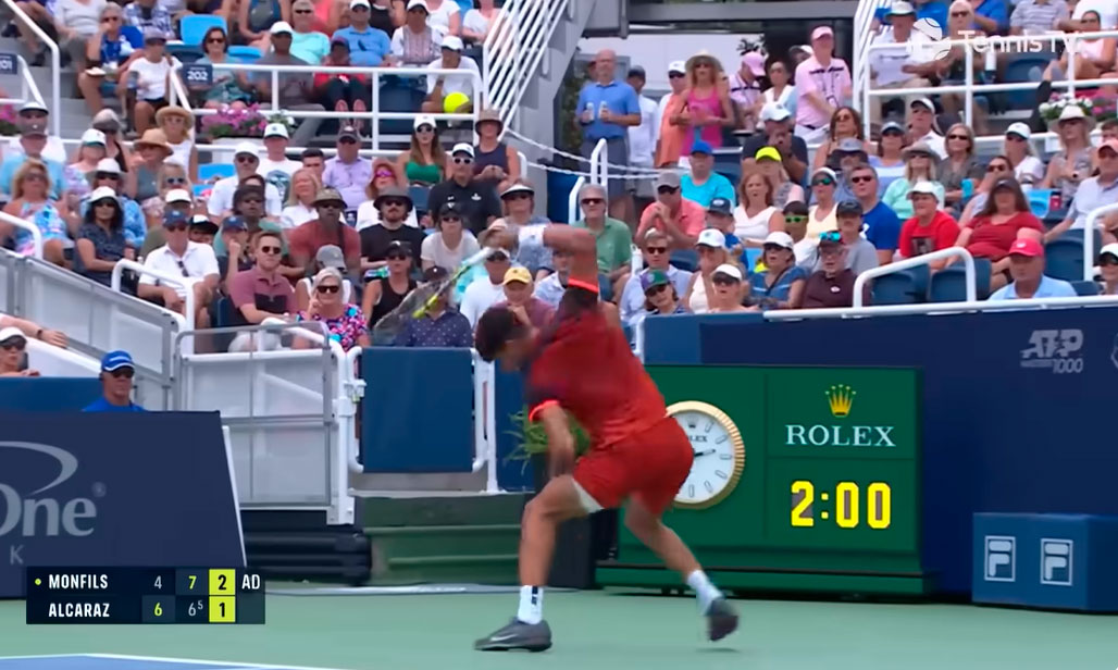 Un Alcaraz absolutamente frustrado destroza su raqueta tras caer ante Monfils