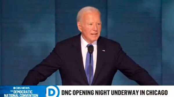 El dilema de elegir a una fiscal en lugar de a un delincuente convicto, el llamamiento de Biden en Chicago