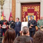 Almeida concede las Palomas de  Bronce a Policía Nacional y los Bomberos de Valencia