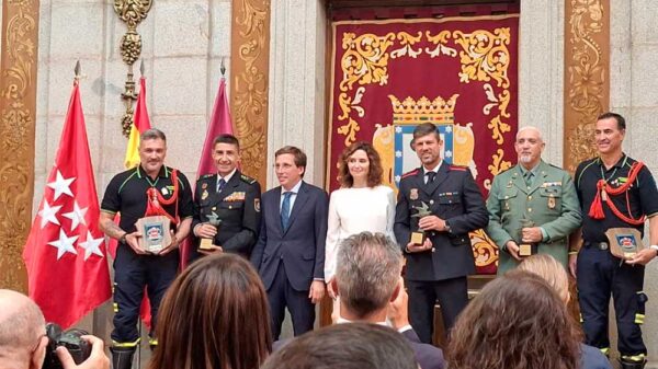 Almeida concede las Palomas de  Bronce a Policía Nacional y los Bomberos de Valencia