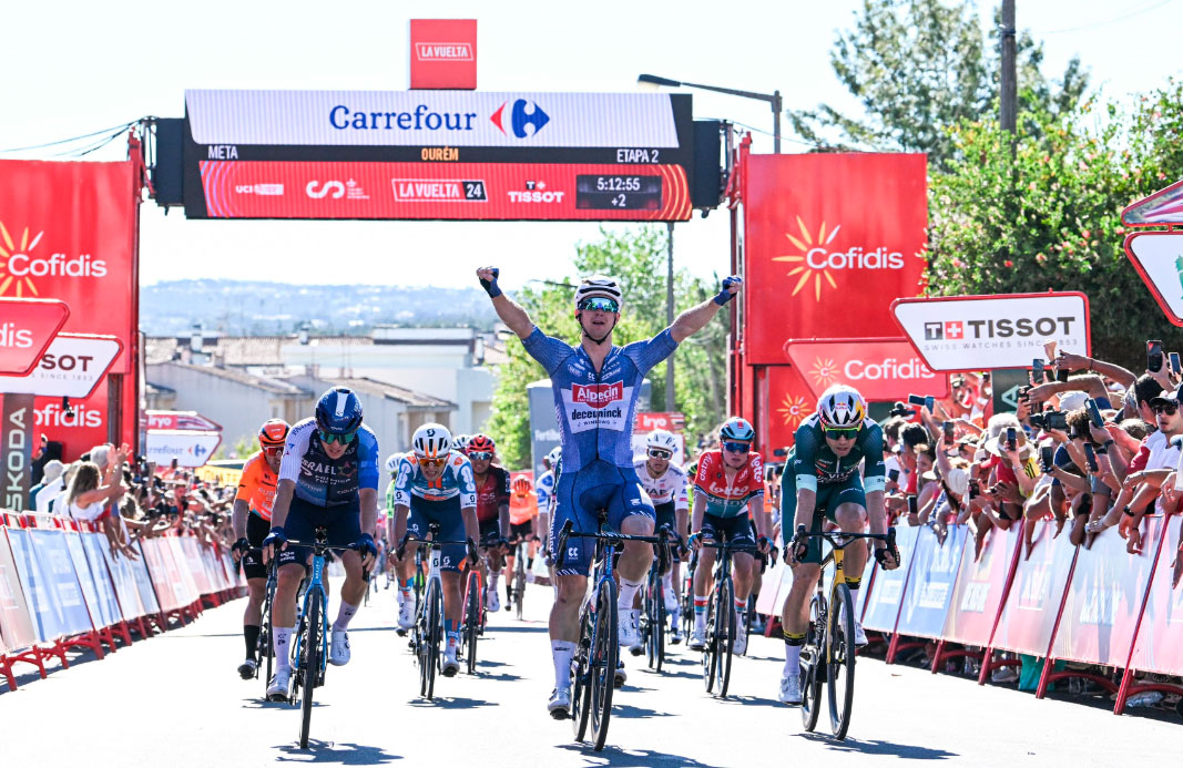 Kaden Groves gana la segunda etapa pero Wout van Aert se viste de rojo por la bonificación