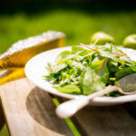 Ensalada de brotes verdes con un aliño agridulce de lima, miel y aceite de oliva