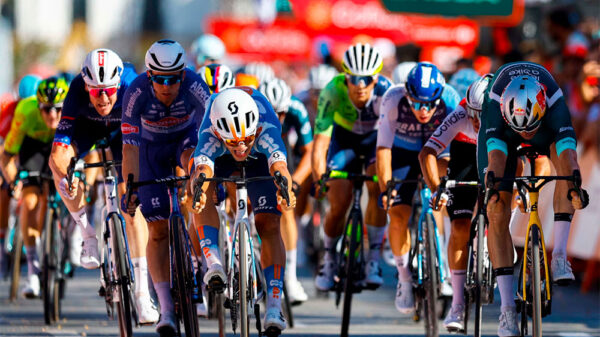 Pavel Bittner vence a Wout van Aert en un esprint agónico y se estrena en La Vuelta Pavel Bittner vence a Wout van Aert en un esprint agónico y se estrena en La Vuelta
