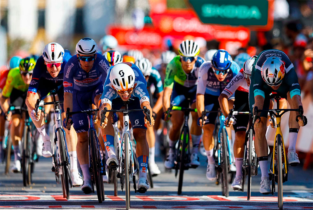Pavel Bittner vence a Wout van Aert en un esprint agónico y se estrena en La Vuelta Pavel Bittner vence a Wout van Aert en un esprint agónico y se estrena en La Vuelta