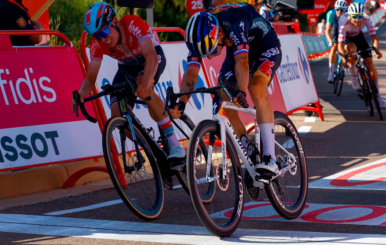 Primoz Roglic gana en el Pico Villuercas y se pone el maillot rojo de líder de La Vuelta Primoz Roglic gana en el Pico Villuercas y se pone el maillot rojo de líder de La Vuelta