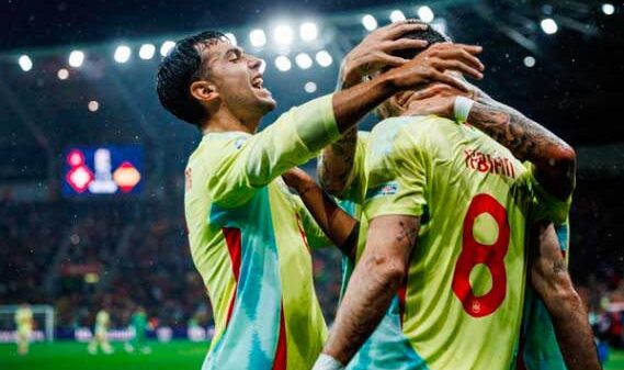 Bajo el diluvio y sobre el fango, goleada de España con Fabián Ruiz, Joselu Mato y Ferran