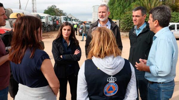 Sánchez huyó ante palos, piedras y gritos de asesino y dejó solo al Rey y a Mazón