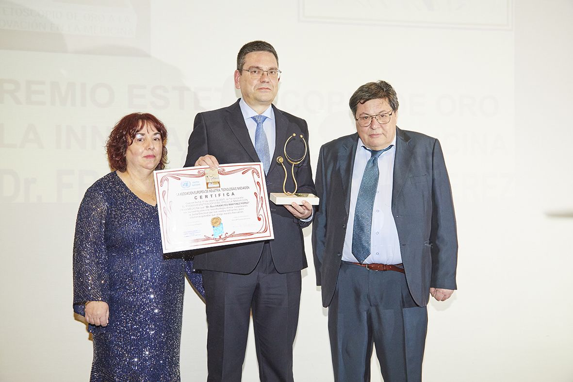 El Doctor Francisco Martínez Pérez recibe el premio Estetoscopio de Oro a la Innovación en la medicina