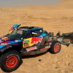 Carlos Sainz vuelca, pierde medio coche y se aferra a la etapa maratón del Dakar
