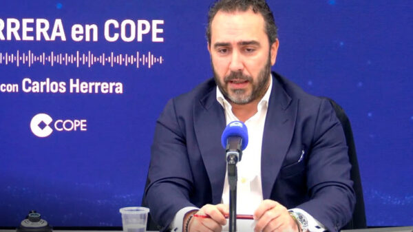 Gran impacto en Davos del sobre con información sensible sobre Sánchez