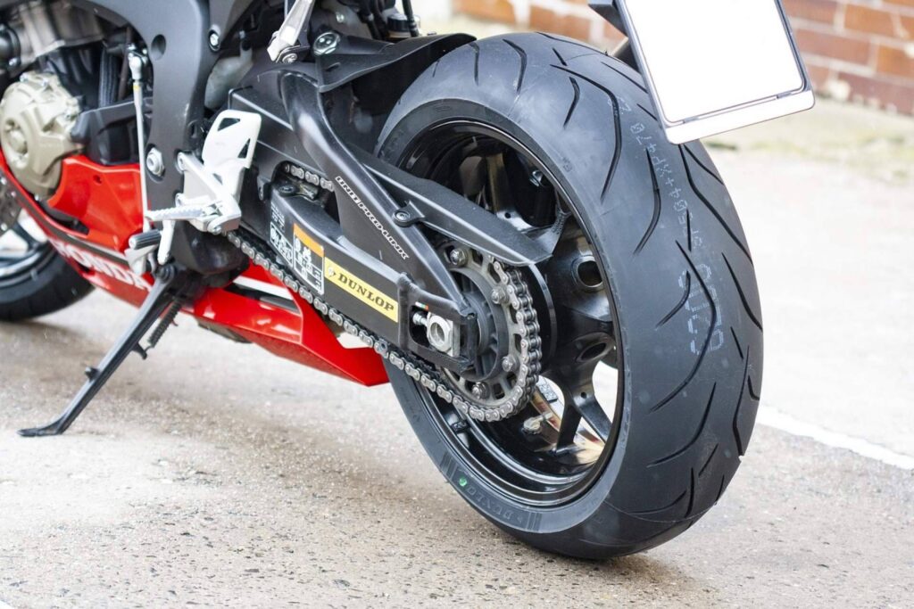 La importancia clave de los neumáticos para la seguridad en motocicletas