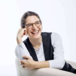 Raquel de Julián Artajo publica ‘Y a mí, ¿qué?’, un libro muy real que refleja la luz y oscuridad que hay en el ser humano.