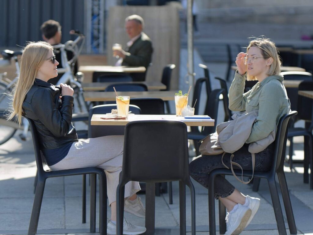 Disfrutar de una cena o un aperitivo en una terraza en Málaga
