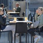 Disfrutar de una cena o un aperitivo en una terraza en Málaga