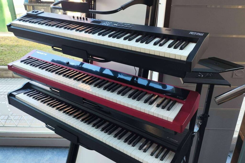 Compartir momentos melódicos con el teclado de un piano de Promúsica