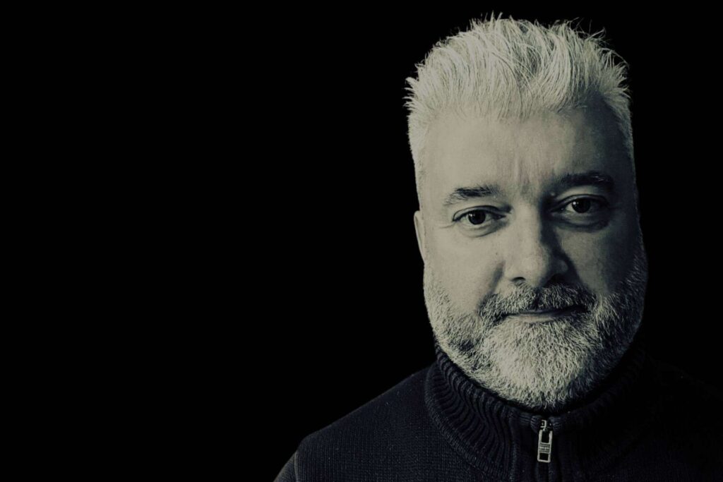 ‘El Arte No Se Vende Solo’; Antonio Sánchez Explica Cómo Convertirse en un Artista Exitoso