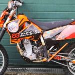 Adhesivos y plásticos resistentes para motos, personalización y calidad garantizadas con ADHESIVOSEMBARRADOS
