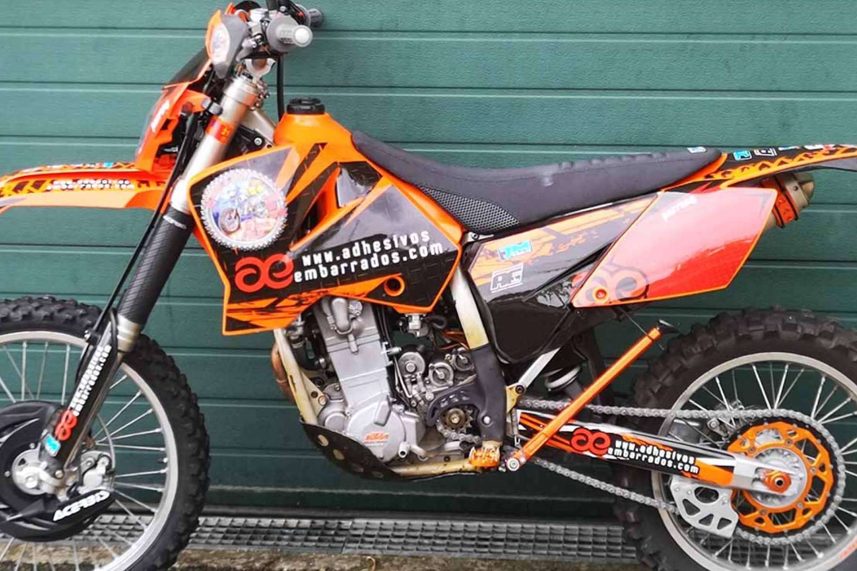 Adhesivos y plásticos resistentes para motos, personalización y calidad garantizadas con ADHESIVOSEMBARRADOS Adhesivos y plásticos resistentes para motos, personalización y calidad garantizadas con ADHESIVOSEMBARRADOS