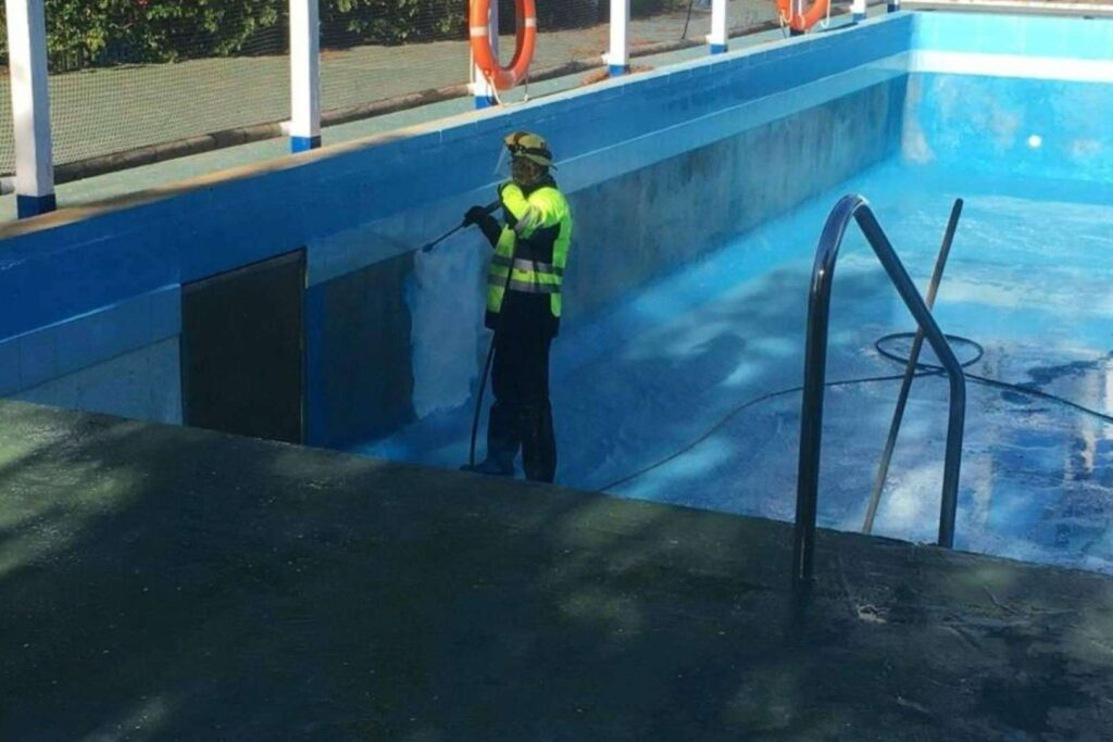 El mantenimiento de piscinas evoluciona con Galvañ Lacados y su limpieza de vapor a alta presión