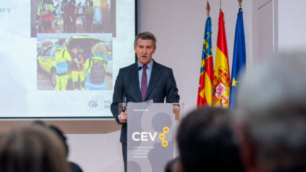 Feijóo convierte el Plan Valencia en el eje de su programa electoral con un compromiso total