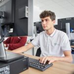 Un colegio sin iPads ni móviles, pero con alumnos que programan y crean sus propias IA
