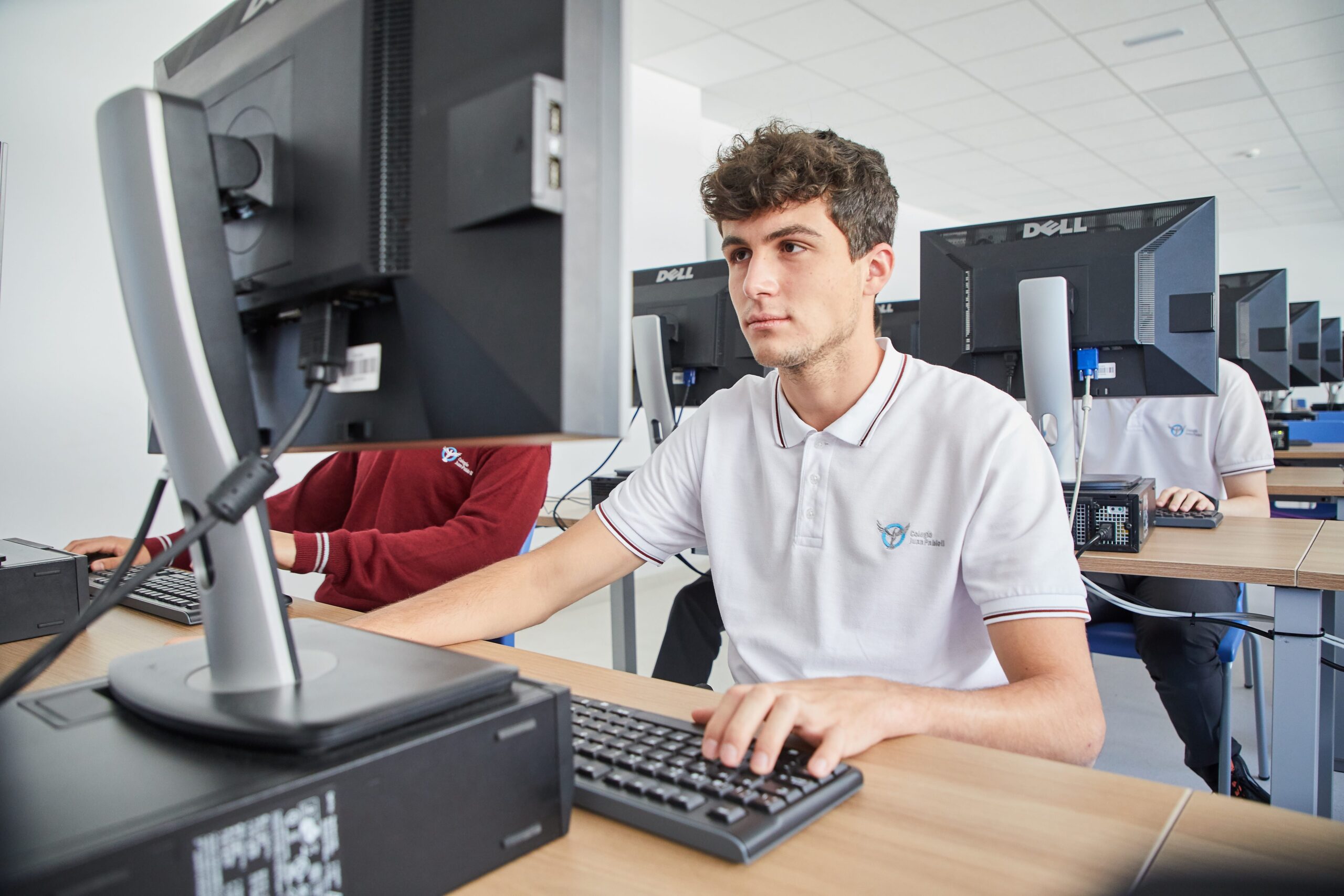 Un colegio sin iPads ni móviles, pero con alumnos que programan y crean sus propias IA Un colegio sin iPads ni móviles, pero con alumnos que programan y crean sus propias IA
