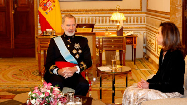El Rey con Kareen Rispal, embajadora de Francia, en el tercer aniversario del brutal ataque de Putin a la Ucrania de Zelenski