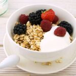 Ni fecha de caducidad ni enemigo de la gripe; la ciencia desmiente bulos sobre el yogur