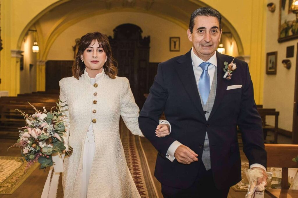 Decirle sí al frío con estilo; Unas de las mejores capas y abrigos para novias deValérie Moreau
