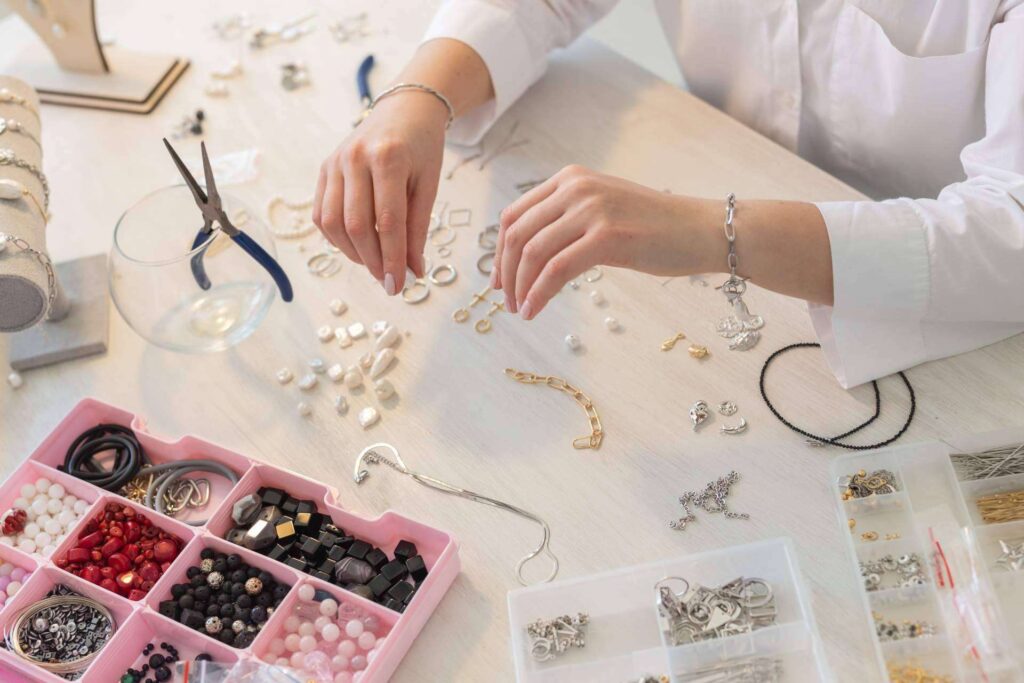 La tendencia del ‘hazlo tú mismo’ en bisutería; creatividad, emprendimiento y piedras naturales