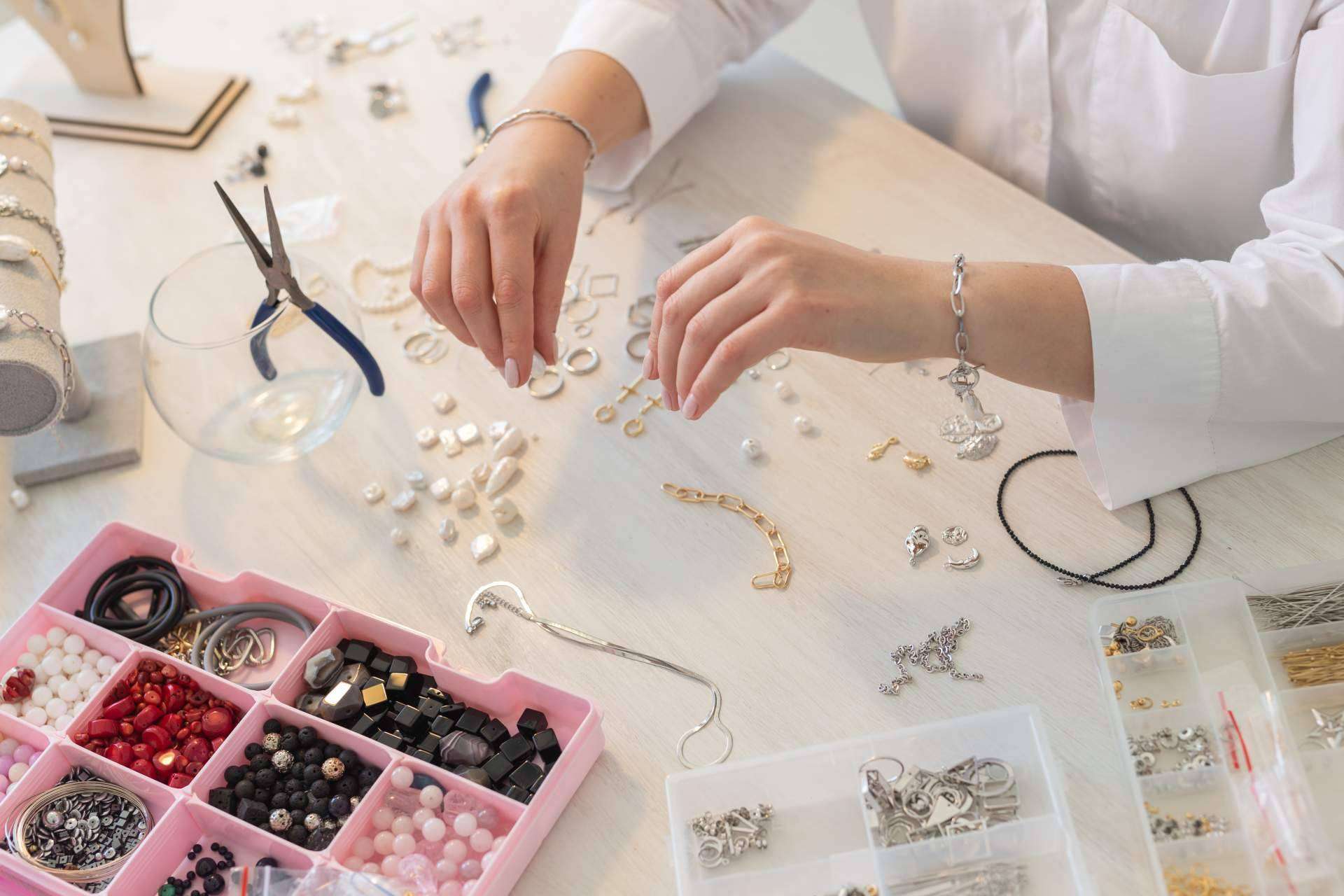 La tendencia del ‘hazlo tú mismo’ en bisutería; creatividad, emprendimiento y piedras naturales
