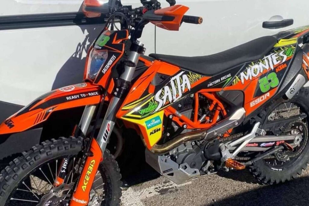 ADHESIVOSEMBARRADOS eleva el nivel del motocross con adhesivos personalizados de alta calidad