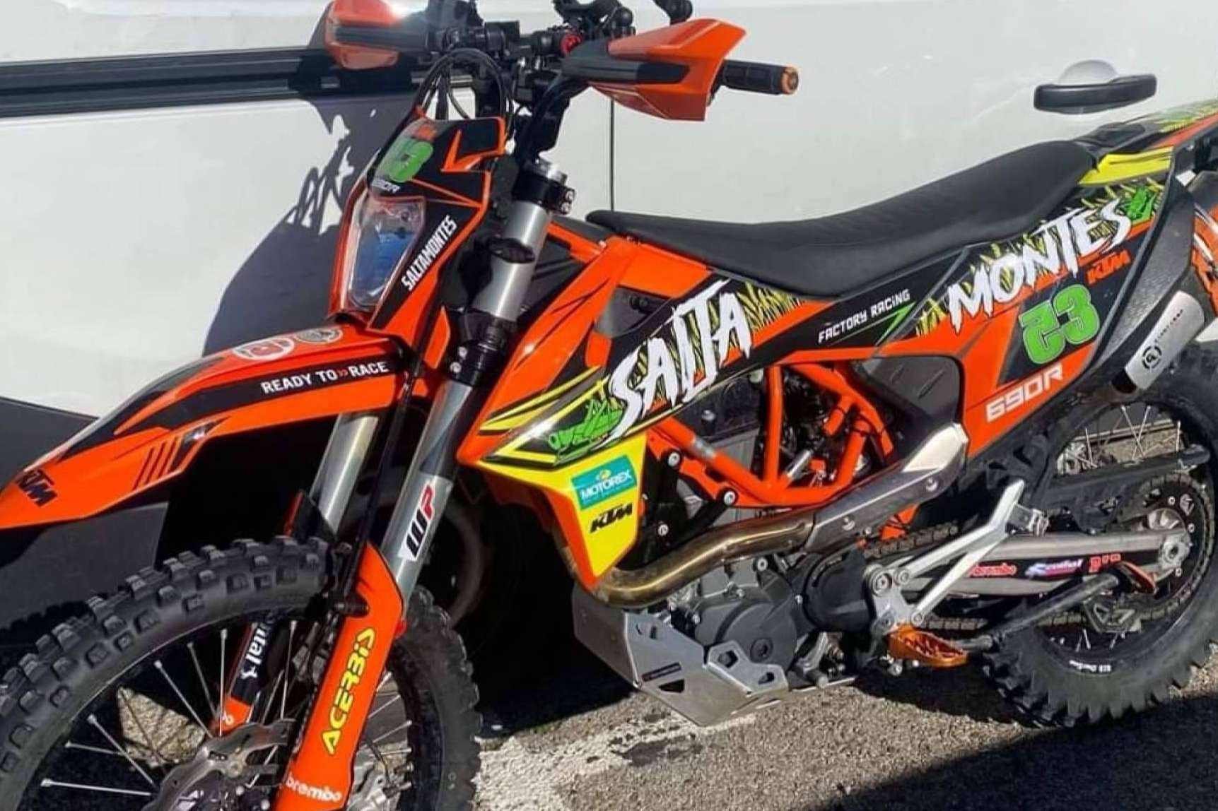 ADHESIVOSEMBARRADOS eleva el nivel del motocross con adhesivos personalizados de alta calidad ADHESIVOSEMBARRADOS eleva el nivel del motocross con adhesivos personalizados de alta calidad