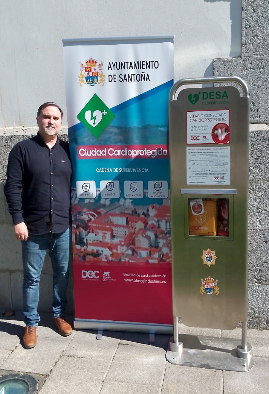 Santoña refuerza su compromiso con la cardioprotección instalando un desfibrilador en la vía pública