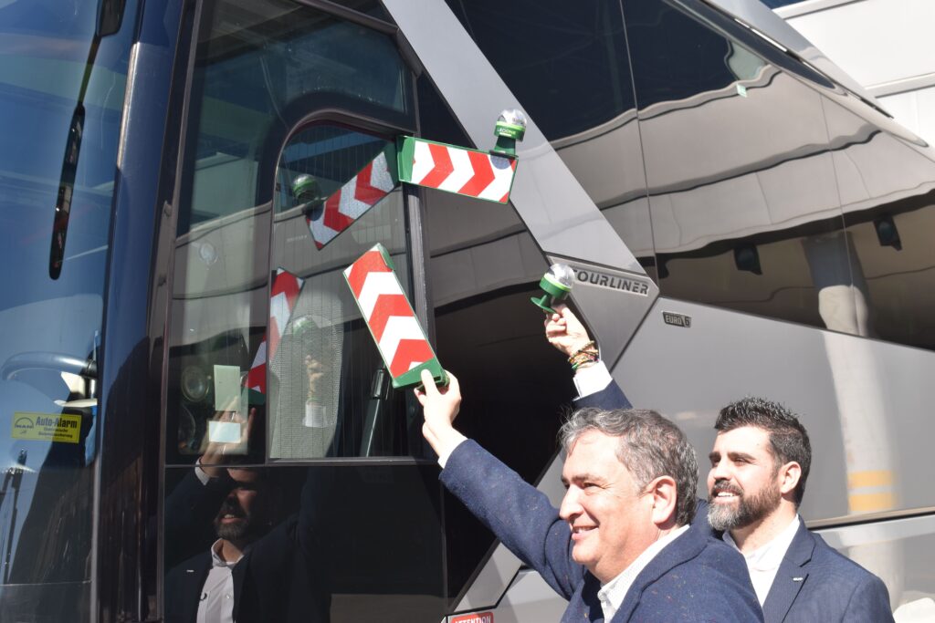 Vectalia refuerza la seguridad vial de su flota con la baliza Led One Connected de Erum Vial