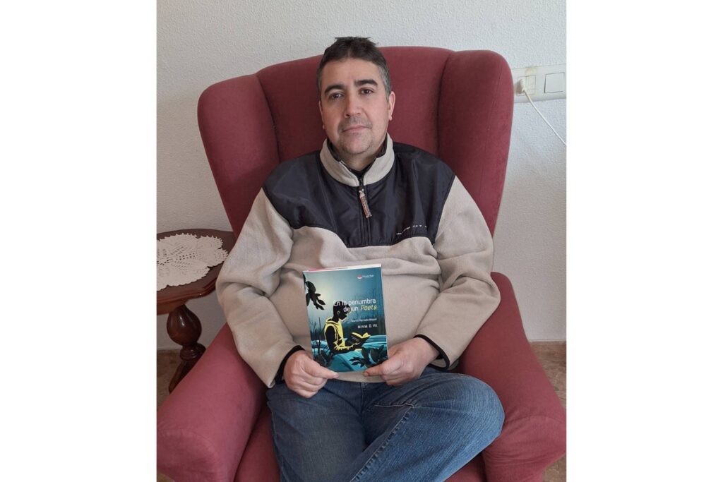 ‘En la penumbra de un poeta’, un cúmulo de sentimientos y pensamientos convertidos en poesía.