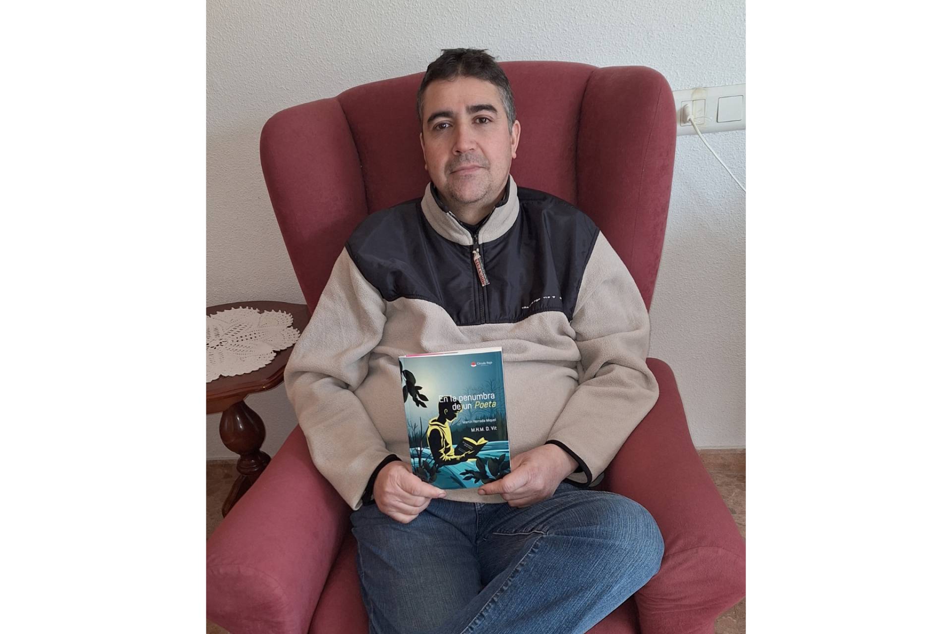 ‘En la penumbra de un poeta’, un cúmulo de sentimientos y pensamientos convertidos en poesía.