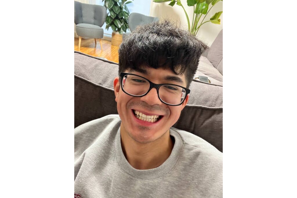 ´A las puertas del corazón´; la madurez emocional de un joven poeta que estremece con sus versos.