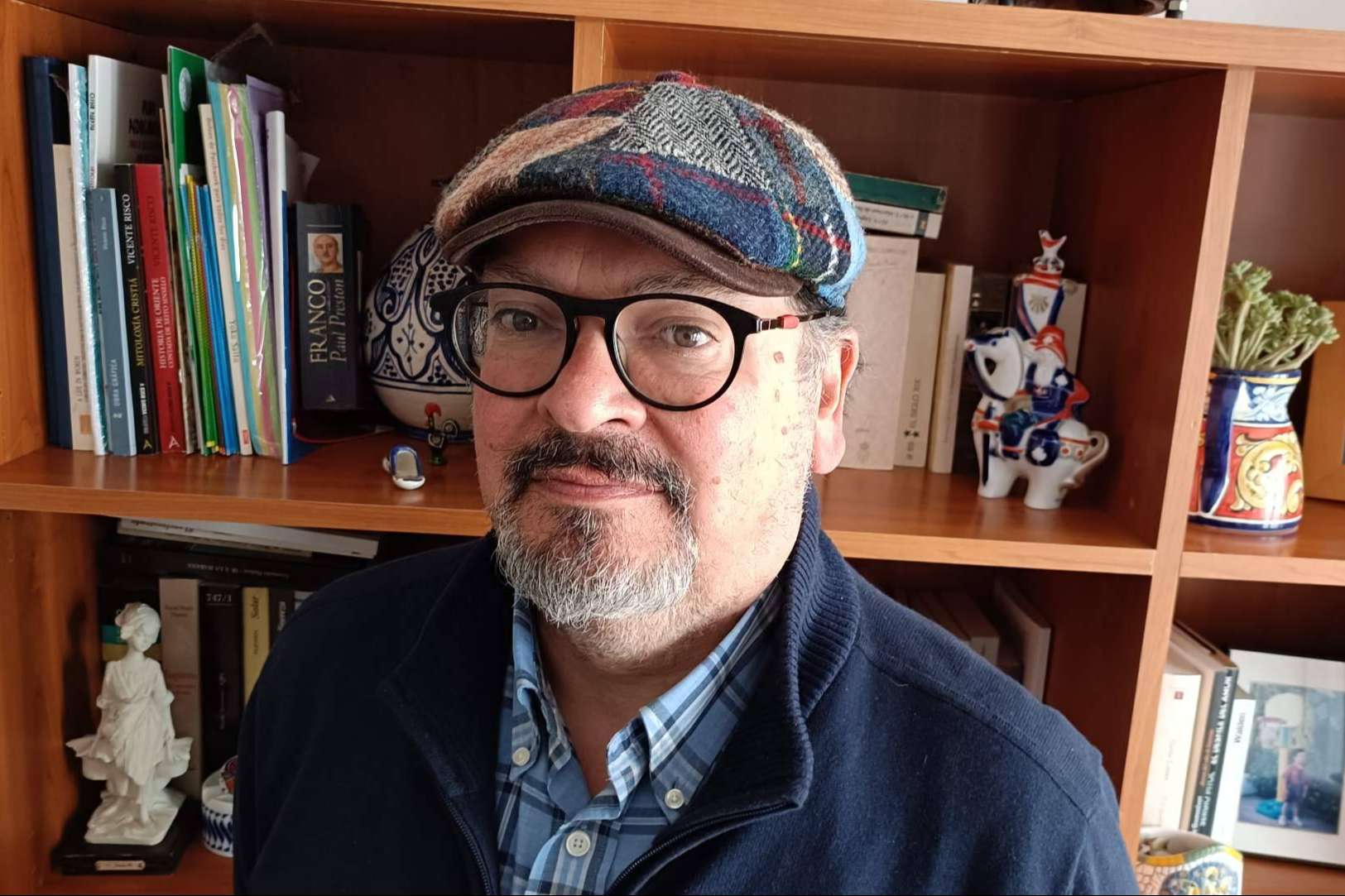 Crónicas desde el encierro; Santiago Serrano Martínez-Risco y su mirada entre lo absurdo, lo íntimo y lo esperanzador. Crónicas desde el encierro; Santiago Serrano Martínez-Risco y su mirada entre lo absurdo, lo íntimo y lo esperanzador.