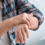 ¿Se sufre temblor en las manos o sensación de rigidez? La importancia de identificar el Parkinson