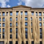 Berta Jayo revoluciona el arte contemporáneo con su serie ‘Pelo sobre edificio’